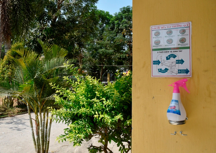 Một trường học được trang bị dung dịch sát khuẩn tay do Trường ĐH Đồng Tháp sản xuất.