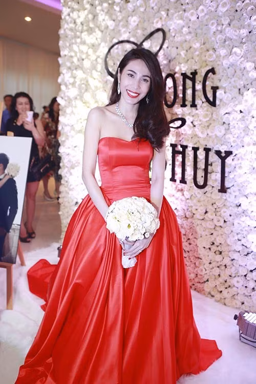  Chiếc váy cưới màu đỏ, có đuôi dài 3m và giá thì cả trăm triệu đồng. 