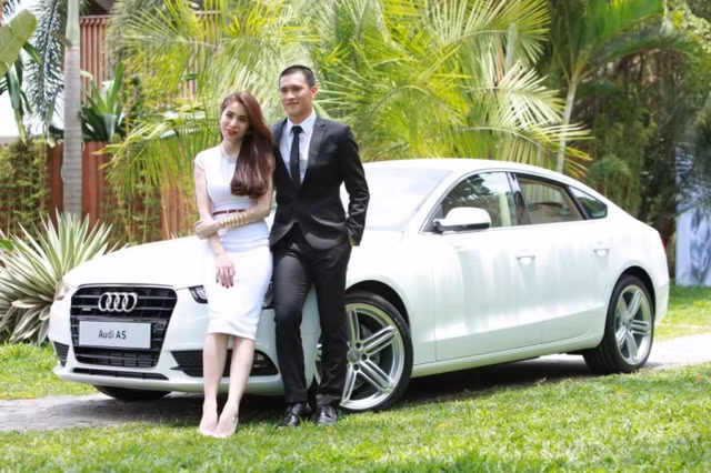  Thủy Tiên và Công Vinh bên chiếc Audi A5 Sportback. 