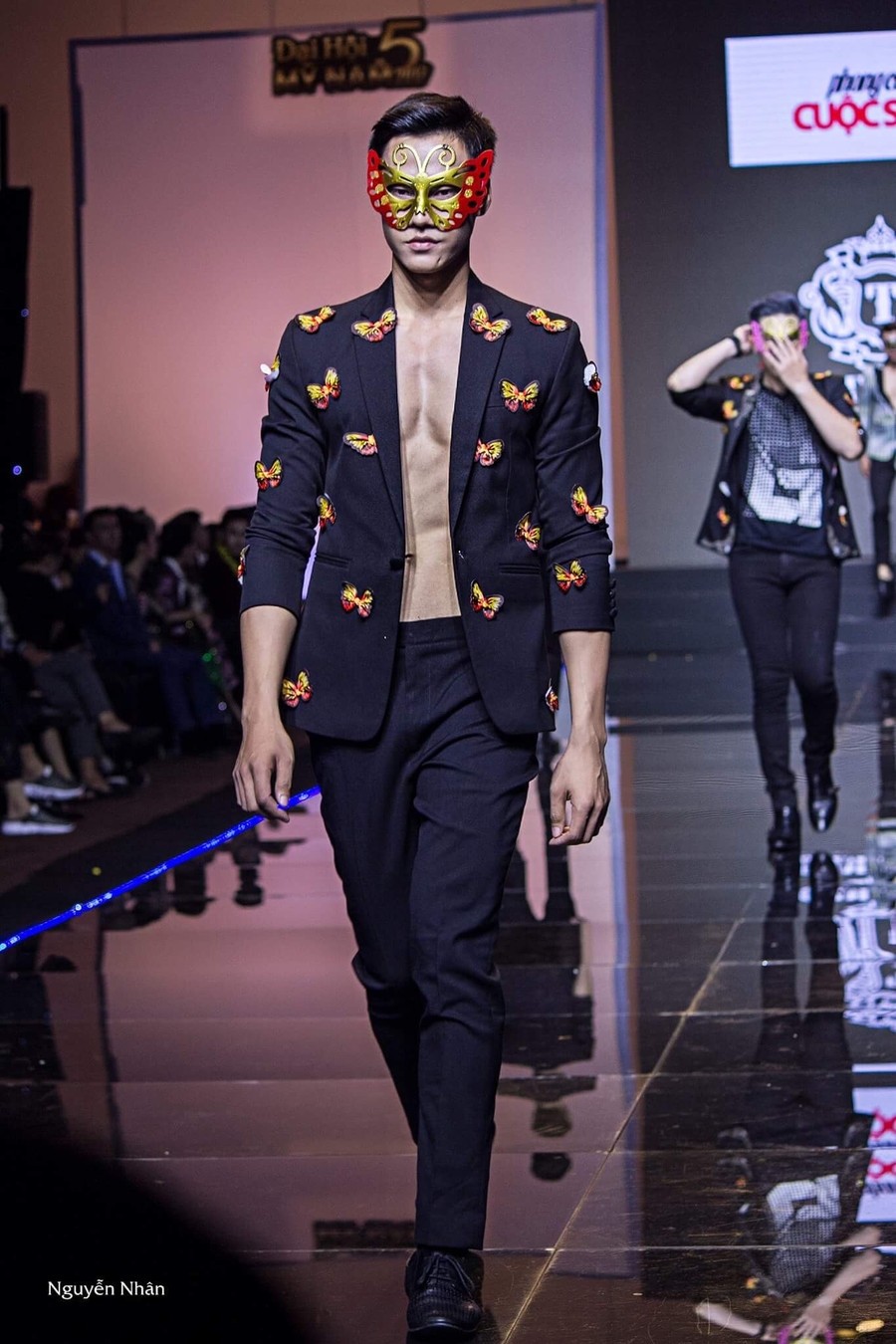 Chàng siêu mẫu cao 1m87 tự tin catwalk. Ảnh: NVCC