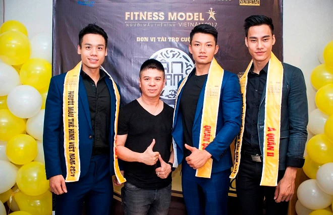 Ca sĩ Hùng Cường (bên phải) giảnh giải Á quân trong cuộc thi Việt Nam Fitness Model 2017