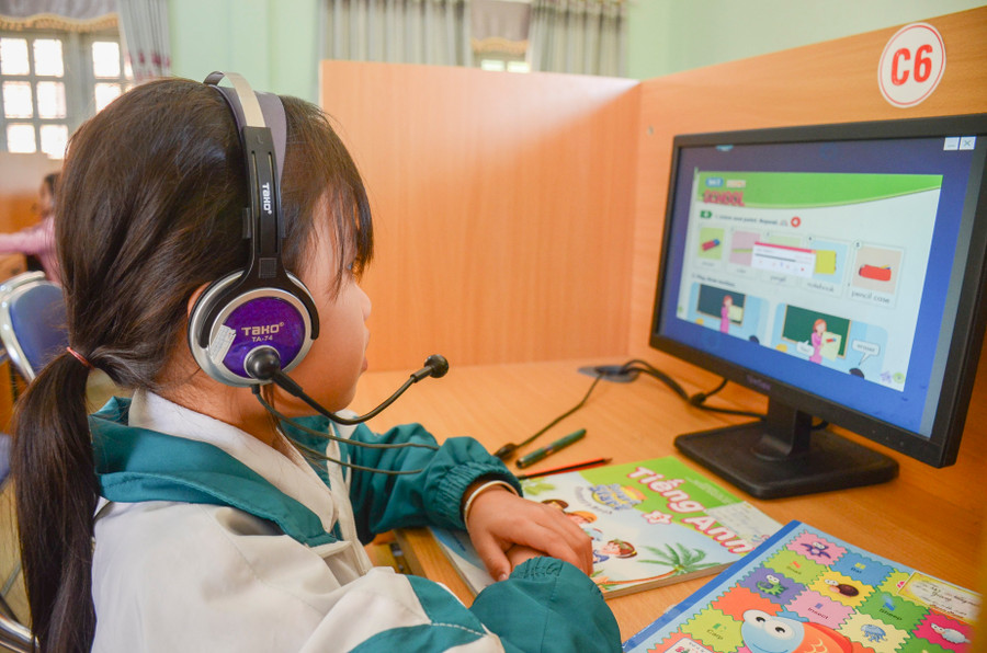 Giờ học Tiếng Anh của cô và trò Trường Tiểu học Ẳng Nưa, huyện Mường Ảng. Giờ học Tiếng Anh của cô và trò Trường Tiểu học Ẳng Nưa, huyện Mường Ảng.