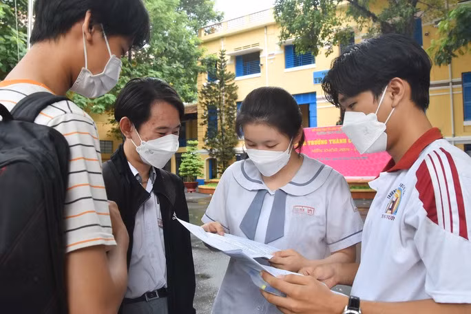 Thí sinh thi ngoại ngữ Kỳ thi tốt nghiệp THPT 2022 (điểm thi Trường THPT Trần Khai Nguyên, TPHCM). Ảnh: INT