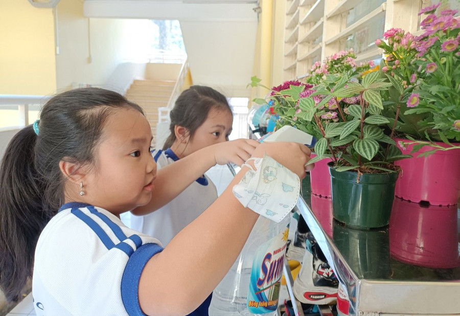 Học sinh Trường Tiểu học Nguyễn Bỉnh Khiêm chăm sóc cây cảnh tại không gian trước lớp học. Học sinh Trường Tiểu học Nguyễn Bỉnh Khiêm chăm sóc cây cảnh tại không gian trước lớp học.