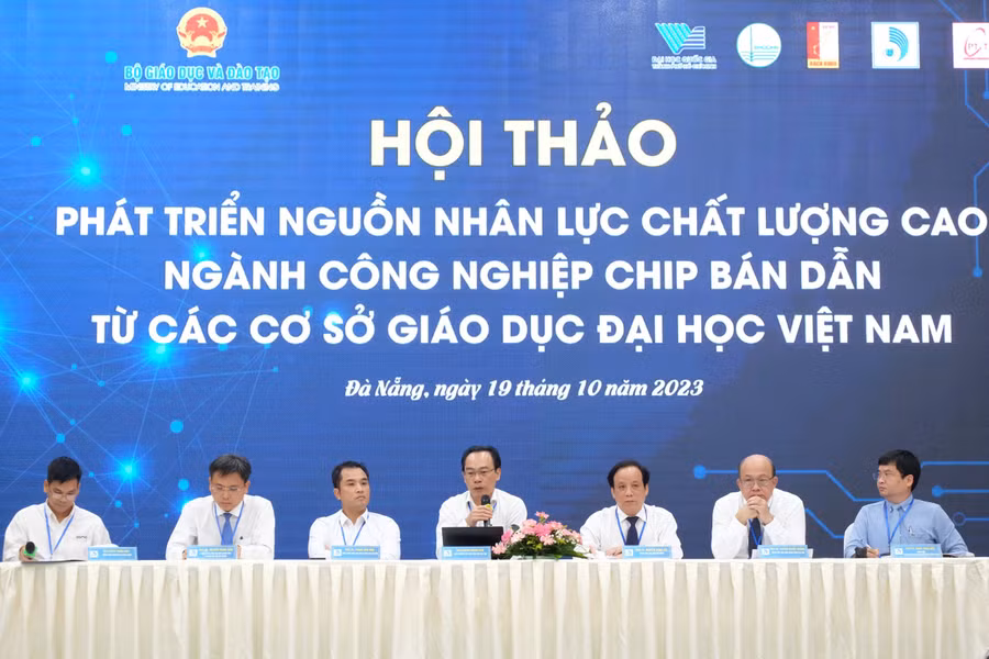 Thứ trưởng Hoàng Minh Sơn chủ trì thảo luận với các cơ sở đào tạo, doanh nghiệp về chính sách thúc đẩy nhân lực ngành công nghiệp chip bán dẫn. 