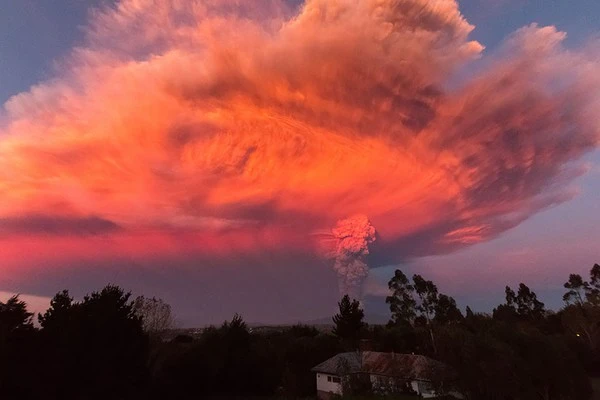 Chùm ảnh núi lửa Chile đang phun trào 