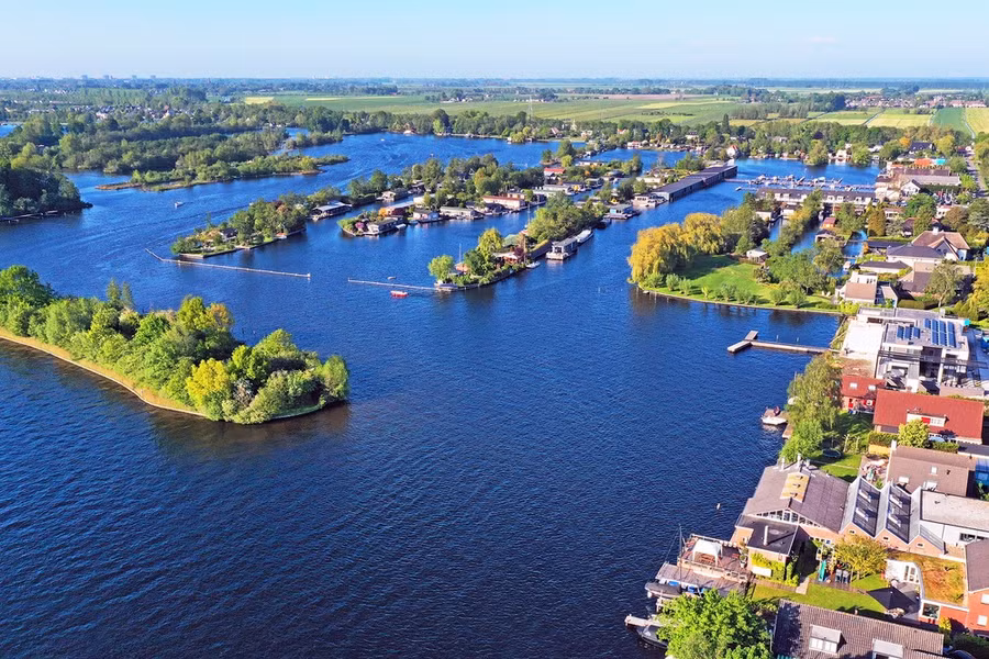 Hồ nước kỳ lạ như được tạo ra bằng con dao khổng lồ ảnh 3