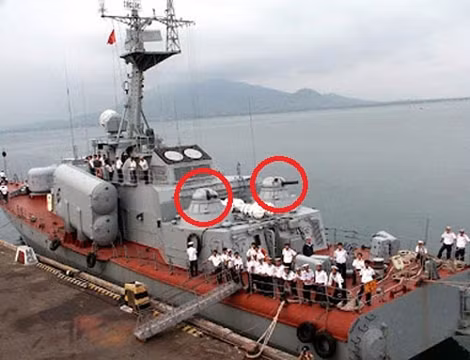 Tháp pháo AK-630 (dấu đỏ) trên tàu hộ tống tên lửa Project 1241RE của Hải quân Nhân dân Việt Nam.