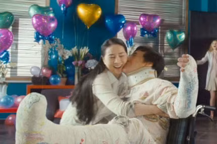 Có lẽ vì thế, dù có nhiều tin đồn với bạn diễn nữ nhưng với Thành Long, Lâm Phụng Kiều vẫn là người phụ nữ mà nam diễn viên này cả đời yêu mãi không thôi.