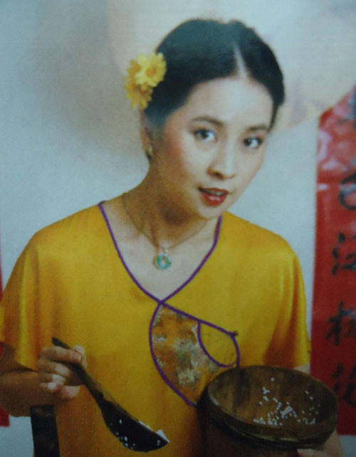 Người phụ nữ khiến Thành Long yêu mãi không quên ảnh 6 Chỉ 1 ngày trước khi sinh Phòng Tổ Danh, Lâm Phụng Kiều và Thành Long mới chính thức đăng ký kết hôn.