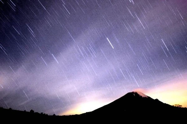 Mưa sao băng Geminids năm 2013.
