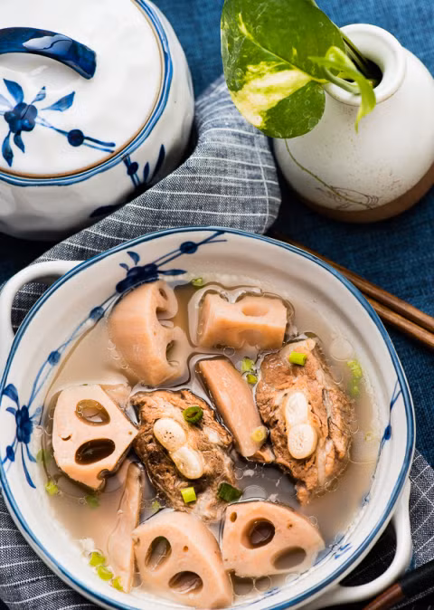 Thơm ngon mát ngọt với canh củ sen hầm xương đậm đà cho ngày cuối tuần thêm thi vị ảnh 6