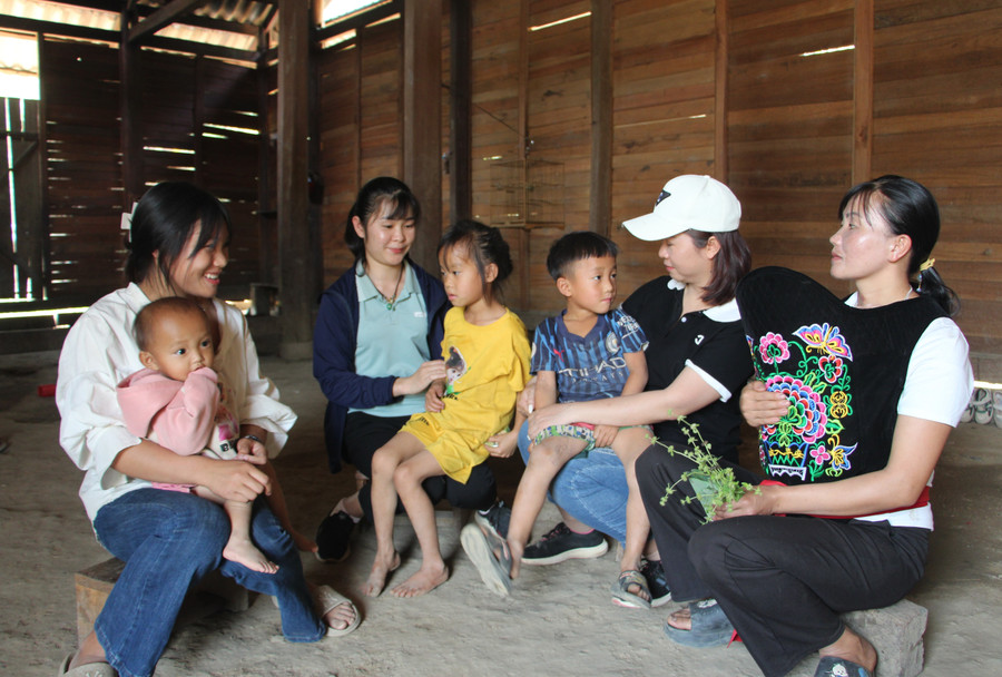 Giáo viên Trường Mầm non Mường Mươn số 2, huyện Mường Chà (Điện Biên) vận động học sinh đến lớp. Ảnh: Hà Thuận Giáo viên Trường Mầm non Mường Mươn số 2, huyện Mường Chà (Điện Biên) vận động học sinh đến lớp. Ảnh: Hà Thuận