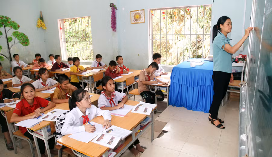 Giờ học của cô và trò Trường PTDTBT Tiểu học xã Nậm Ban, huyện Mèo Vạc, Hà Giang. Ảnh: Nguyễn Lâm