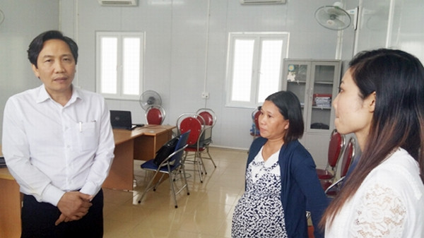 Thứ trưởng Bộ Nội vụ - Trần Anh Tuấn gặp gỡ các giao viên bị cắt hợp đồng lao động (Ảnh: Dân việt) Thứ trưởng Bộ Nội vụ - Trần Anh Tuấn gặp gỡ các giao viên bị cắt hợp đồng lao động (Ảnh: Dân việt)