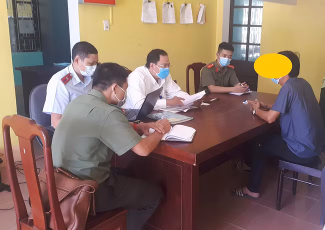 Lực lượng chức năng làm việc với ông A.