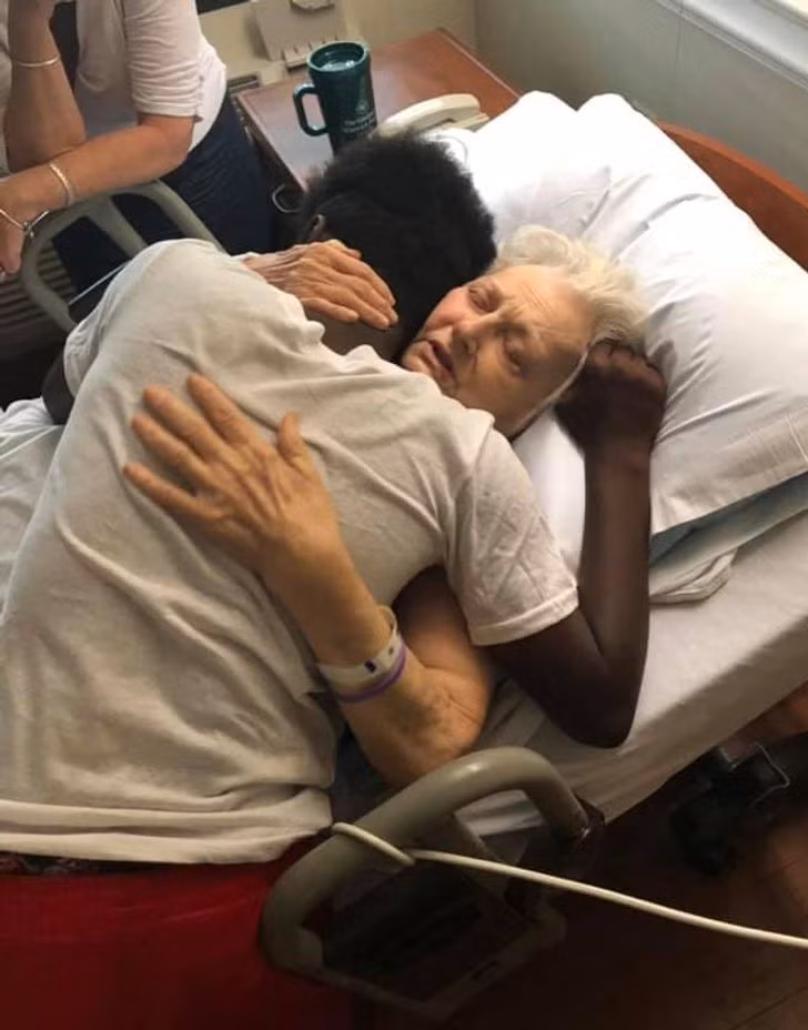 Hàng ngày, cậu bé 15 tuổi này đều đến bệnh viện thăm những người hàng xóm lớn tuổi của mình.