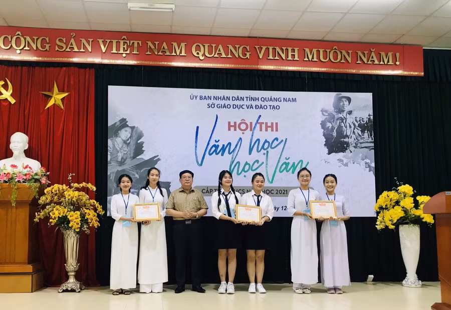 Đại diện Sở GD&DT Quảng Nam trao giải cho các thí sinh đạt giải của hội thi Văn học - học Văn