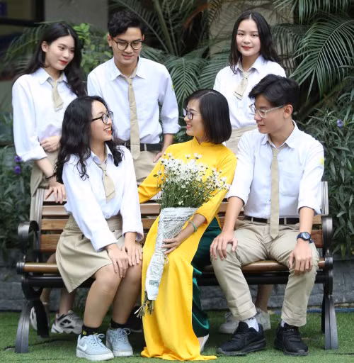 Cô và trò Trường THPT Phan Huy Chú, Hà Nội. Ảnh: Đại Quang