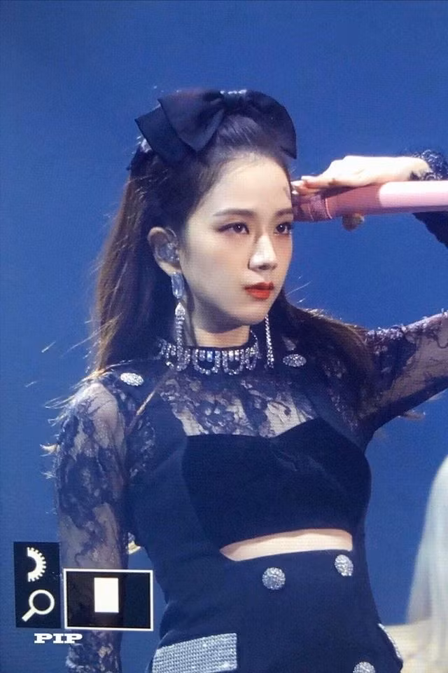 4 món phụ kiện không thể thiếu, tôn lên nhan sắc ngọt ngào của Jisoo BlackPink ảnh 5