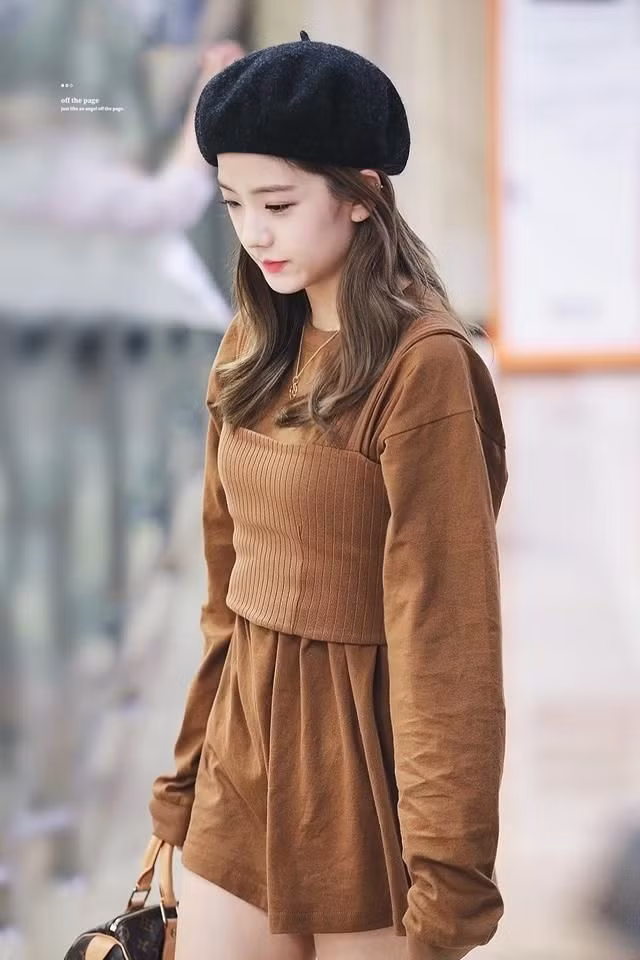 4 món phụ kiện không thể thiếu, tôn lên nhan sắc ngọt ngào của Jisoo BlackPink ảnh 9