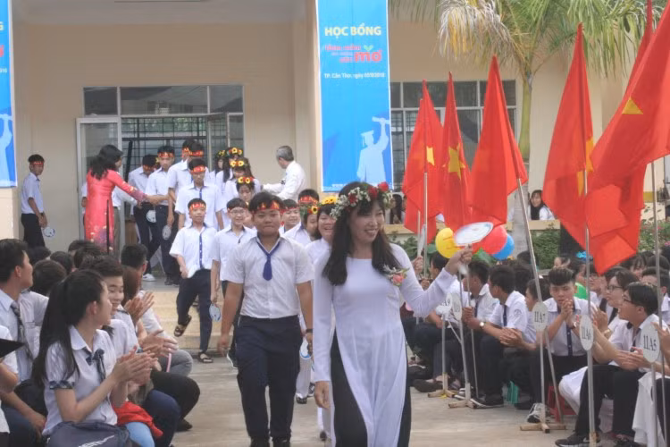 Trường học hạnh phúc là mái nhà chung mà mỗi ngày giáo viên và học sinh đến trường là một niềm hạnh phúc.