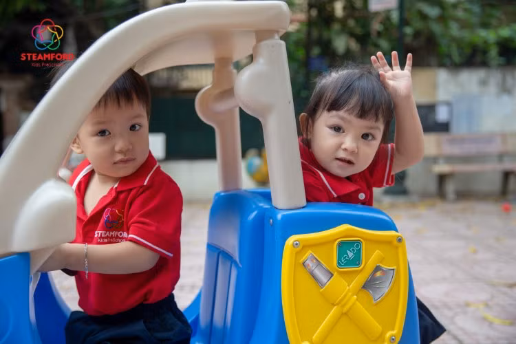 Trẻ tham gia hoạt động tập thể trên các thiết bị vui chơi. Ảnh: Thế Đại