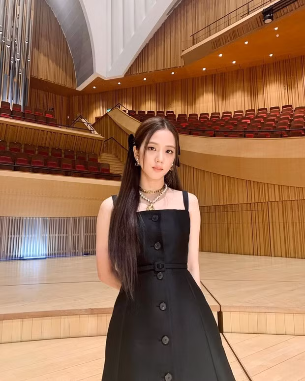 4 món phụ kiện không thể thiếu, tôn lên nhan sắc ngọt ngào của Jisoo BlackPink ảnh 4