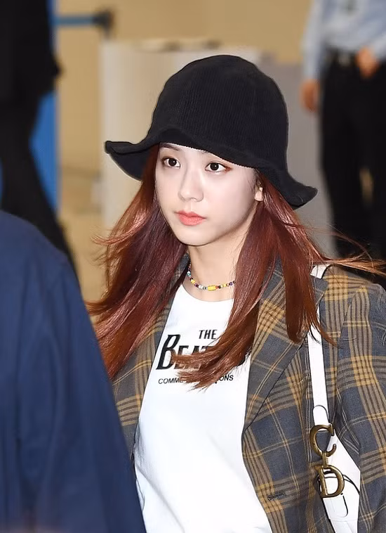 4 món phụ kiện không thể thiếu, tôn lên nhan sắc ngọt ngào của Jisoo BlackPink ảnh 11