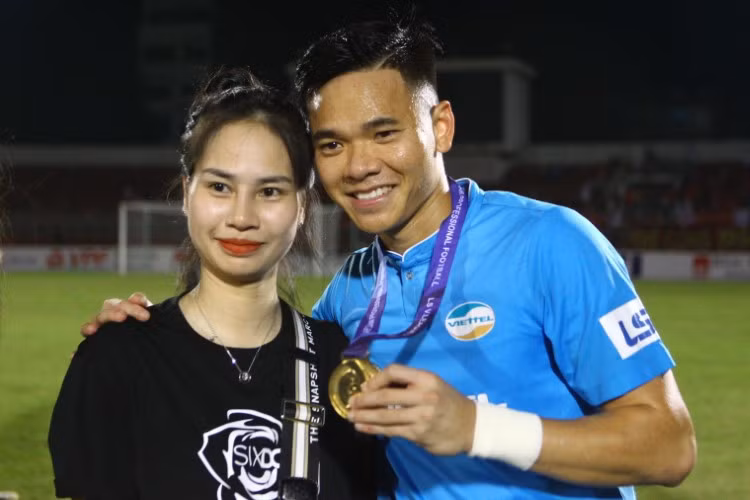 Thủ môn Trần Nguyên Mạnh chụp ảnh kỷ niệm chức vô địch V-League 2020 với bà xã Phương Chi.