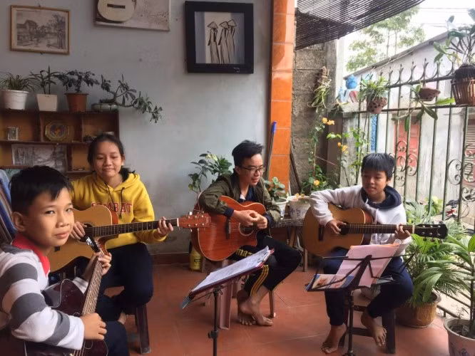 Một buổi sinh hoạt của CLB âm nhạc Trường THCS Điền Hải (Thừa Thiên - Huế).