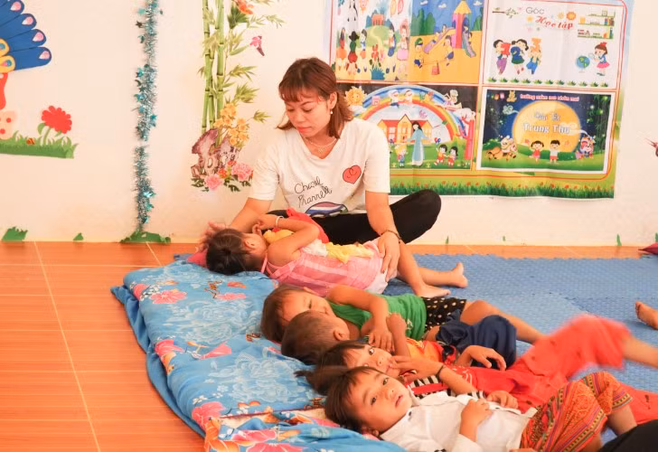 Cô Lữ Thị Lan Anh cho trẻ ngủ trưa tại điểm bản Na Lợt, Trường Mầm non Nhôn Mai, Tương Dương, Nghệ An.