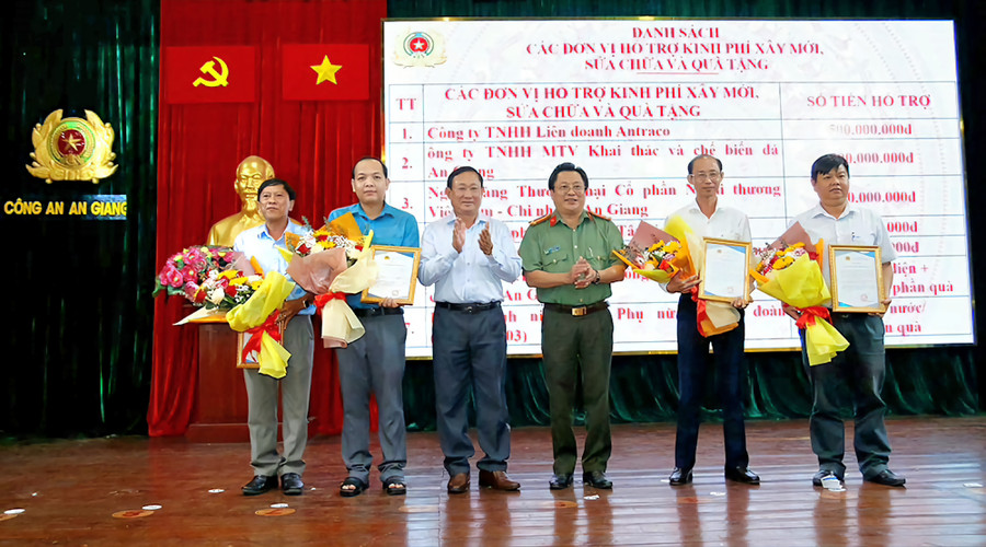 Lãnh đạo Công an tỉnh, lãnh đạo Ủy ban MTTQ Việt Nam tỉnh An Giang trao hoa và thư cảm tạ cho các nhà tài trợ. Lãnh đạo Công an tỉnh, lãnh đạo Ủy ban MTTQ Việt Nam tỉnh An Giang trao hoa và thư cảm tạ cho các nhà tài trợ.