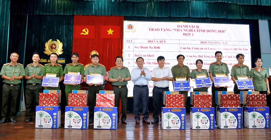 Công an An Giang trao tặng 35 căn nhà "Nghĩa tình đồng" dịp đầu Xuân Giáp Thìn năm 2024.