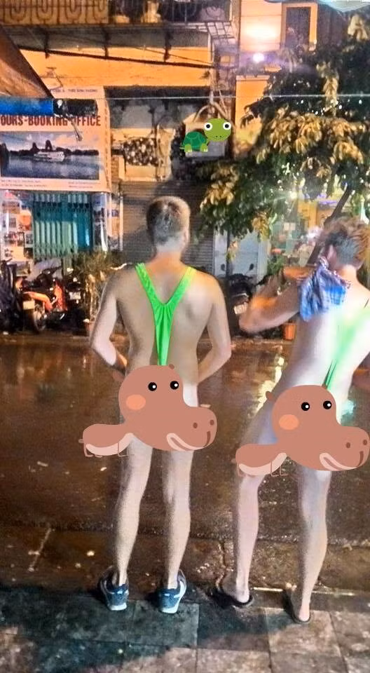 Gái Việt, trai Tây mặc như không dạo phố Hà Nội