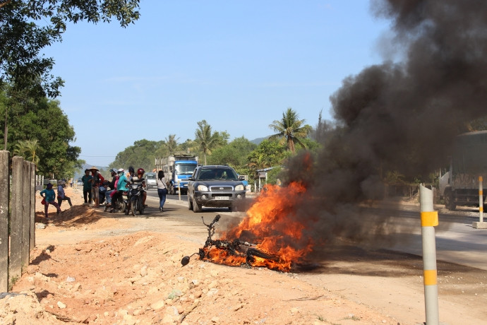 Ông Tây bất lực nhìn xe máy bốc cháy ngùn ngụt trên QL1 ảnh 4 anh 3c