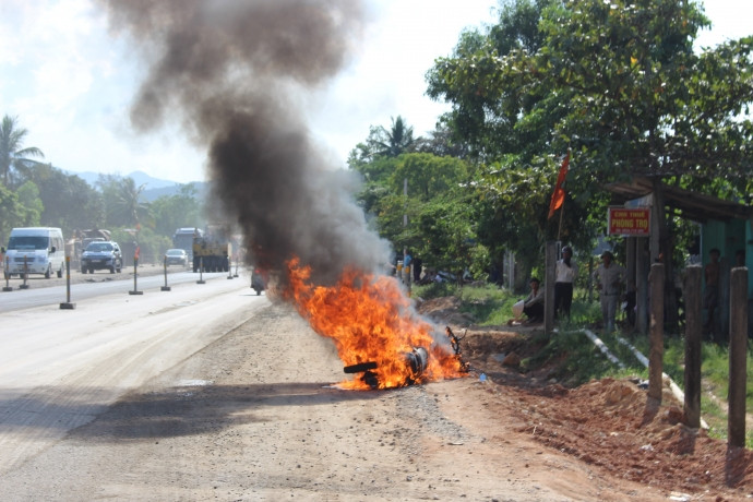 Ông Tây bất lực nhìn xe máy bốc cháy ngùn ngụt trên QL1 ảnh 3 anh 2