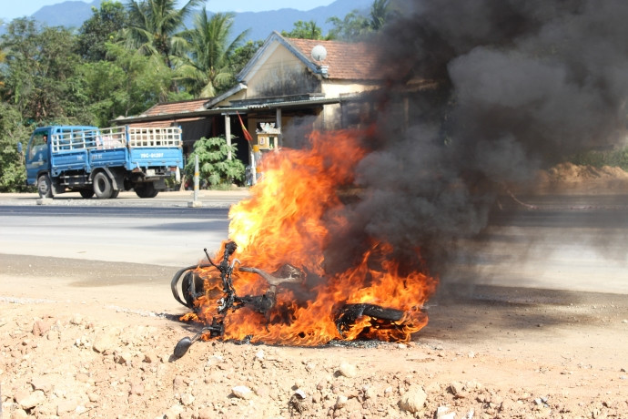 Ông Tây bất lực nhìn xe máy bốc cháy ngùn ngụt trên QL1 ảnh 5 anh 6