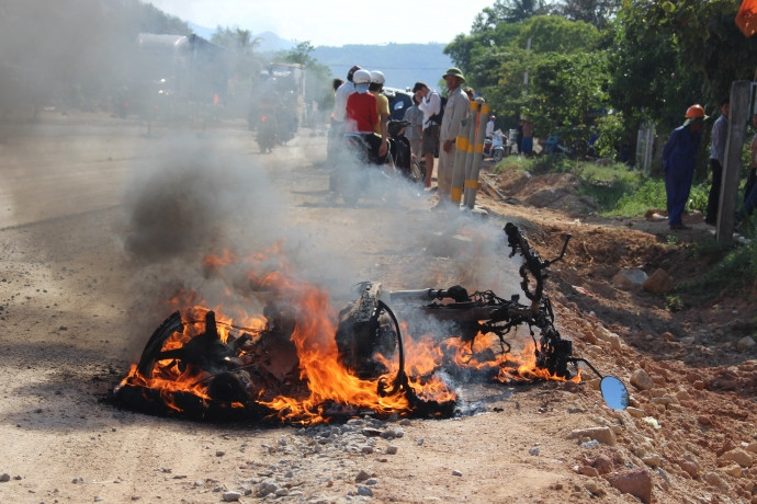 Ông Tây bất lực nhìn xe máy bốc cháy ngùn ngụt trên QL1 ảnh 6 anh 7