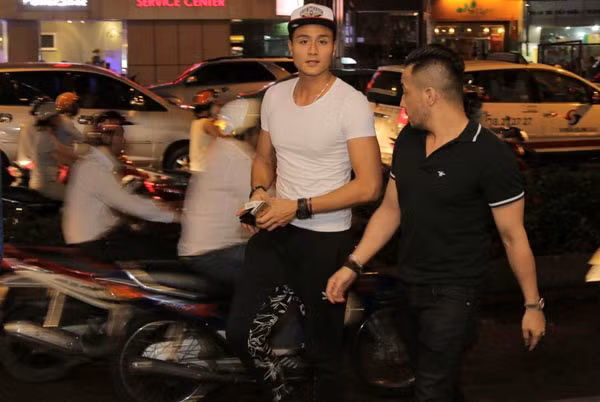 Hải Băng ăn vận giản dị đi sự kiện