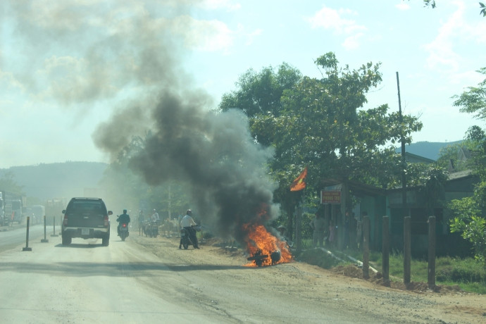 Ông Tây bất lực nhìn xe máy bốc cháy ngùn ngụt trên QL1 ảnh 2 anh 1