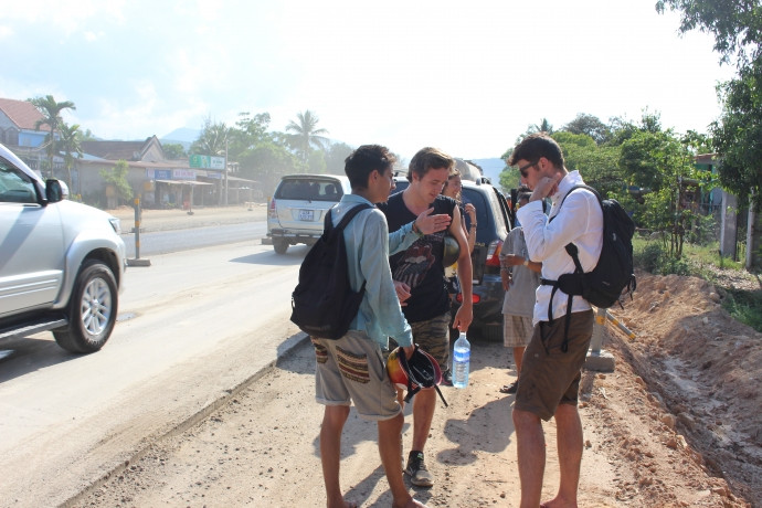 Ông Tây bất lực nhìn xe máy bốc cháy ngùn ngụt trên QL1 ảnh 7 anh 7b