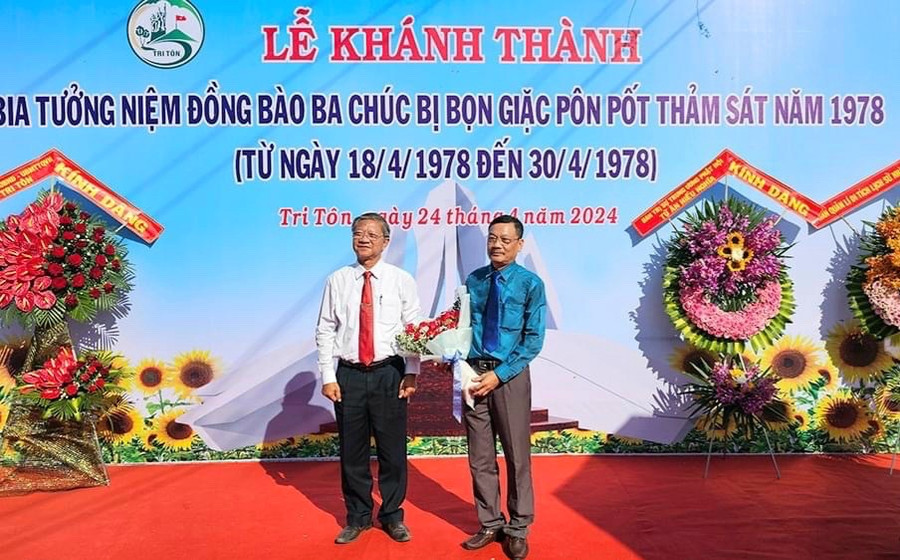 Khánh thành Bia tưởng niệm tại buổi lễ.