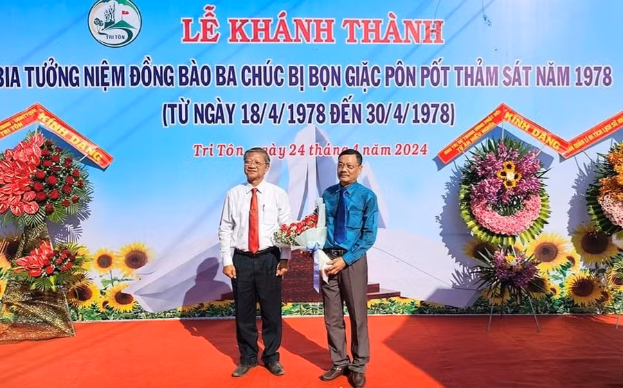 Khánh thành Bia tưởng niệm tại buổi lễ.