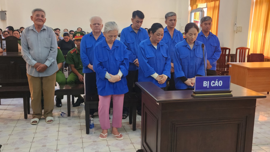Tòa án Nhân dân Kiên Giang tuyên phạt 8 bị cáo 68 năm tù về tội giả mạo trong công tác.
