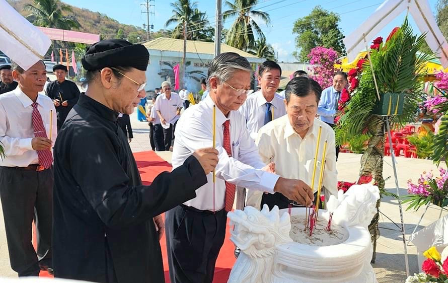 Các đại biểu dâng hương tưởng niệm các nạn nhân bị sát hại trong chiến tranh biên giới Tây Nam.