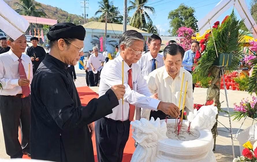 Các đại biểu dâng hương tưởng niệm các nạn nhân bị sát hại trong chiến tranh biên giới Tây Nam.