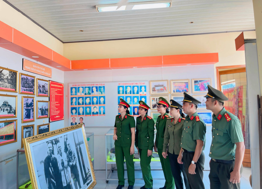 Tham quan Nhà trưng bày tại Khu Di tích Cột dây thép.