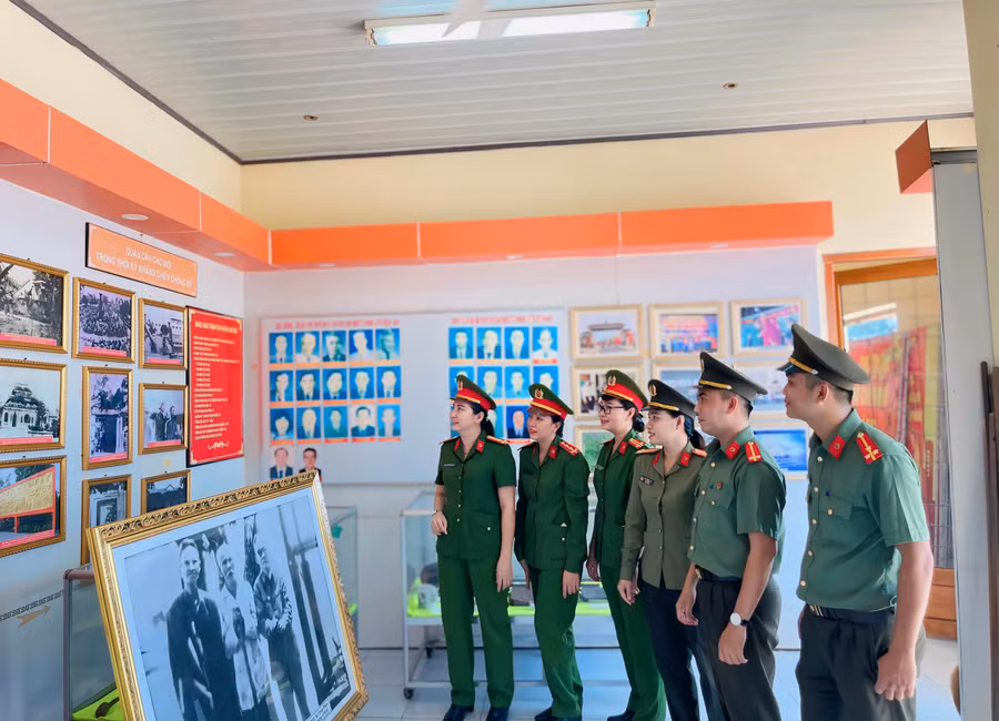 Tham quan Nhà trưng bày tại Khu Di tích Cột dây thép.