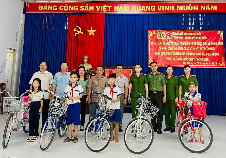 Trao tặng xe đạp cho học sinh chưa có phương tiện đến trường.